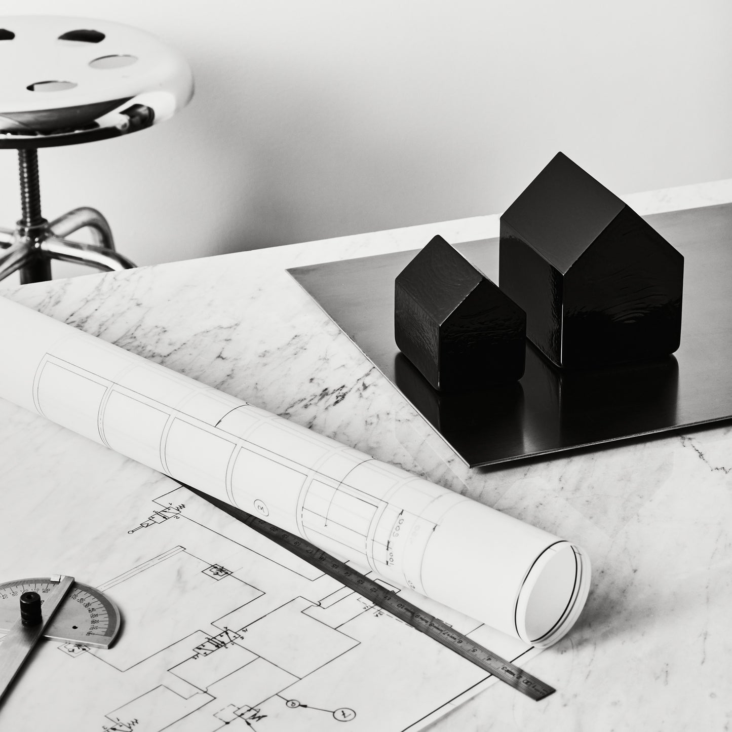 Kosta House Black Small