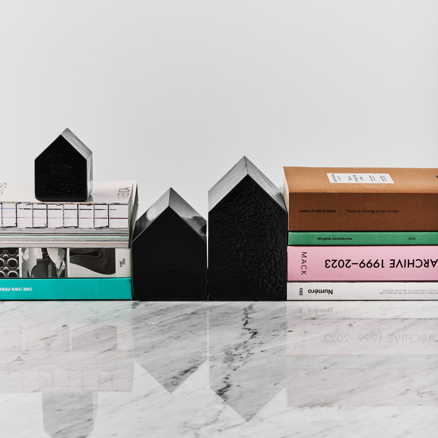 Kosta House Black Small