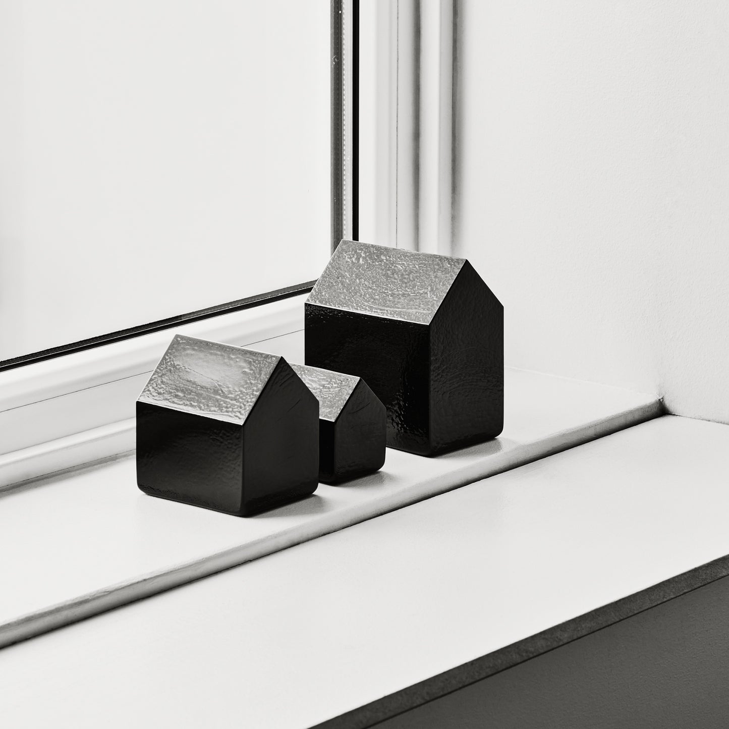 Kosta House Black Medium